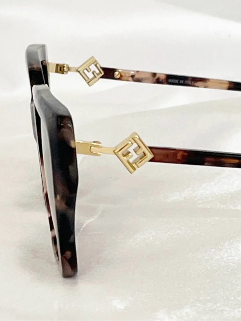 FENDI FF Diamonds FE40161I Sunglasses Tortoise Frame Brown Gradient Lenses
